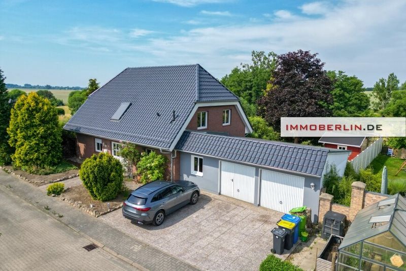 IMMOBERLIN.DE - Adrettes Haus mit Südwestgarten & Doppelgarage in ländlicher Lage
